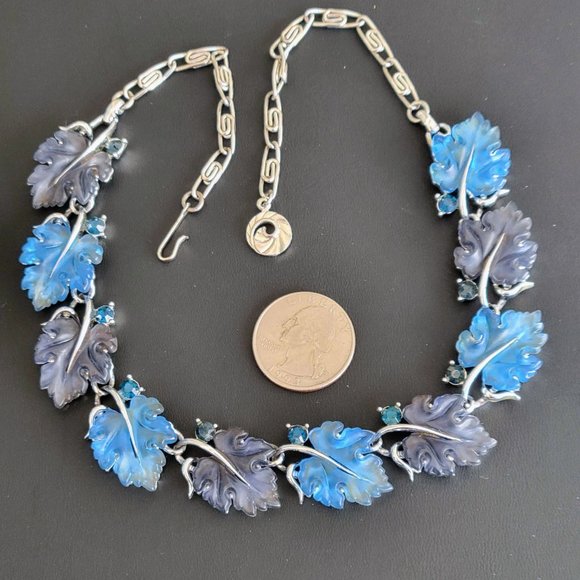 Vintage Lisner Shades of Blue Molded Glass Oak Leaves and Rhinestone Necklace - Picture 6 of 10